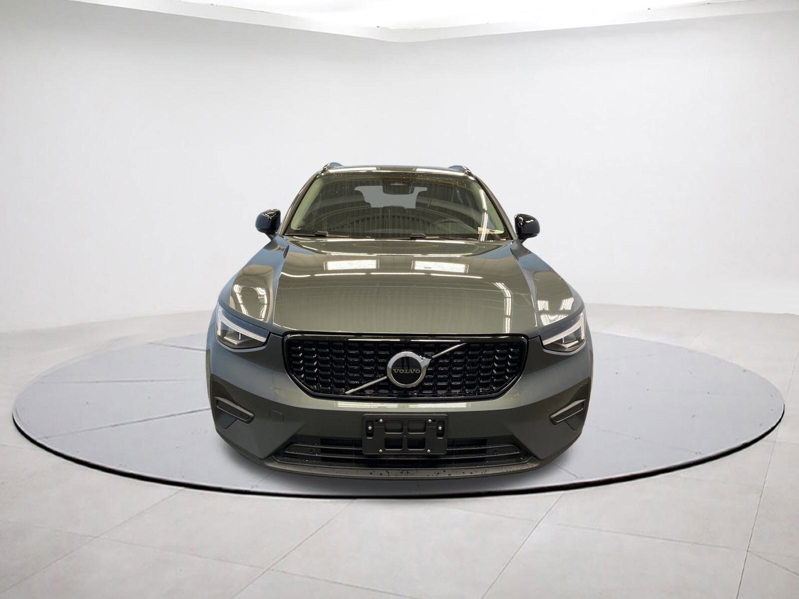 2026 Volvo XC40 AWD Core photo 2