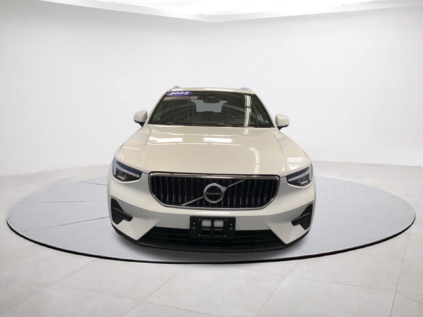 2025 Volvo XC40 Core photo 2