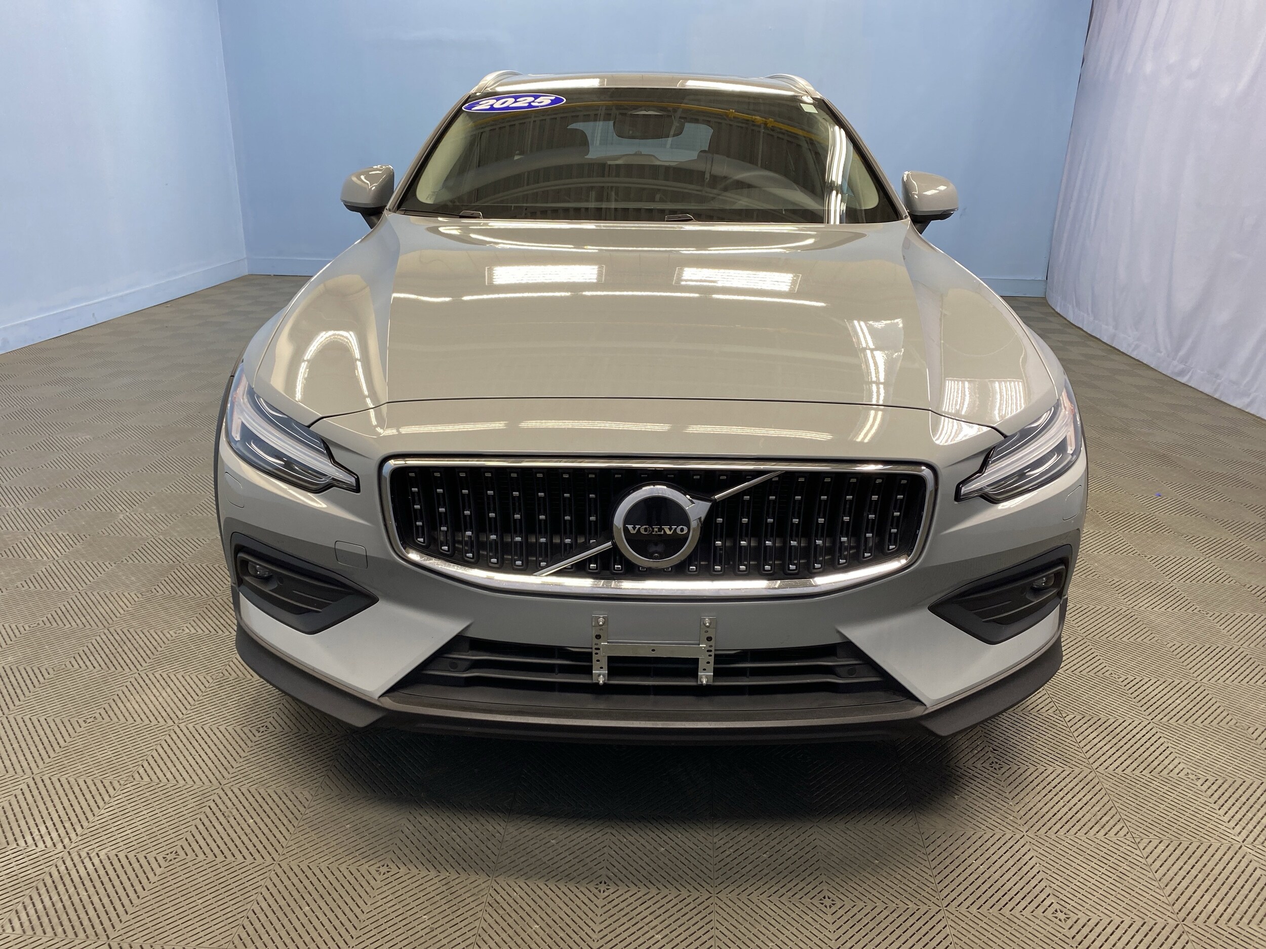 2025 Volvo V60 Cross Country Plus photo 2