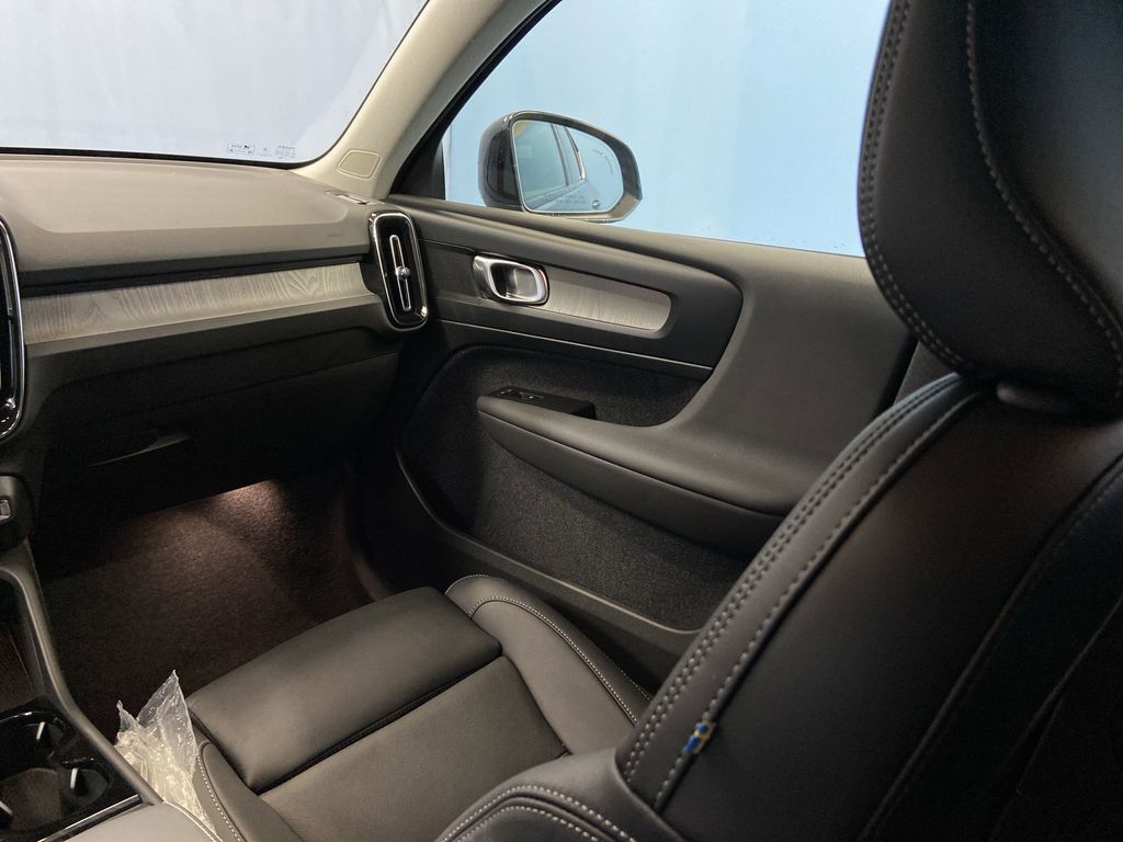 2026 Volvo XC40 Plus - Photo 18