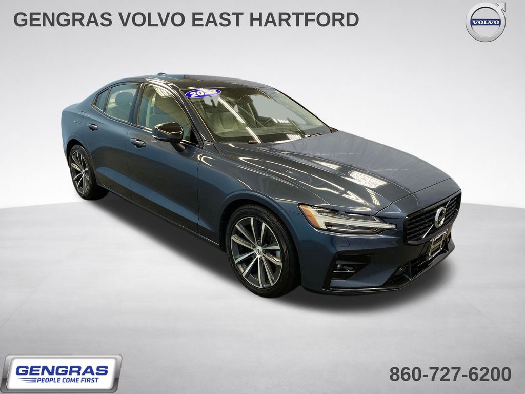 2022 Volvo S60 B5 Momentum's photo