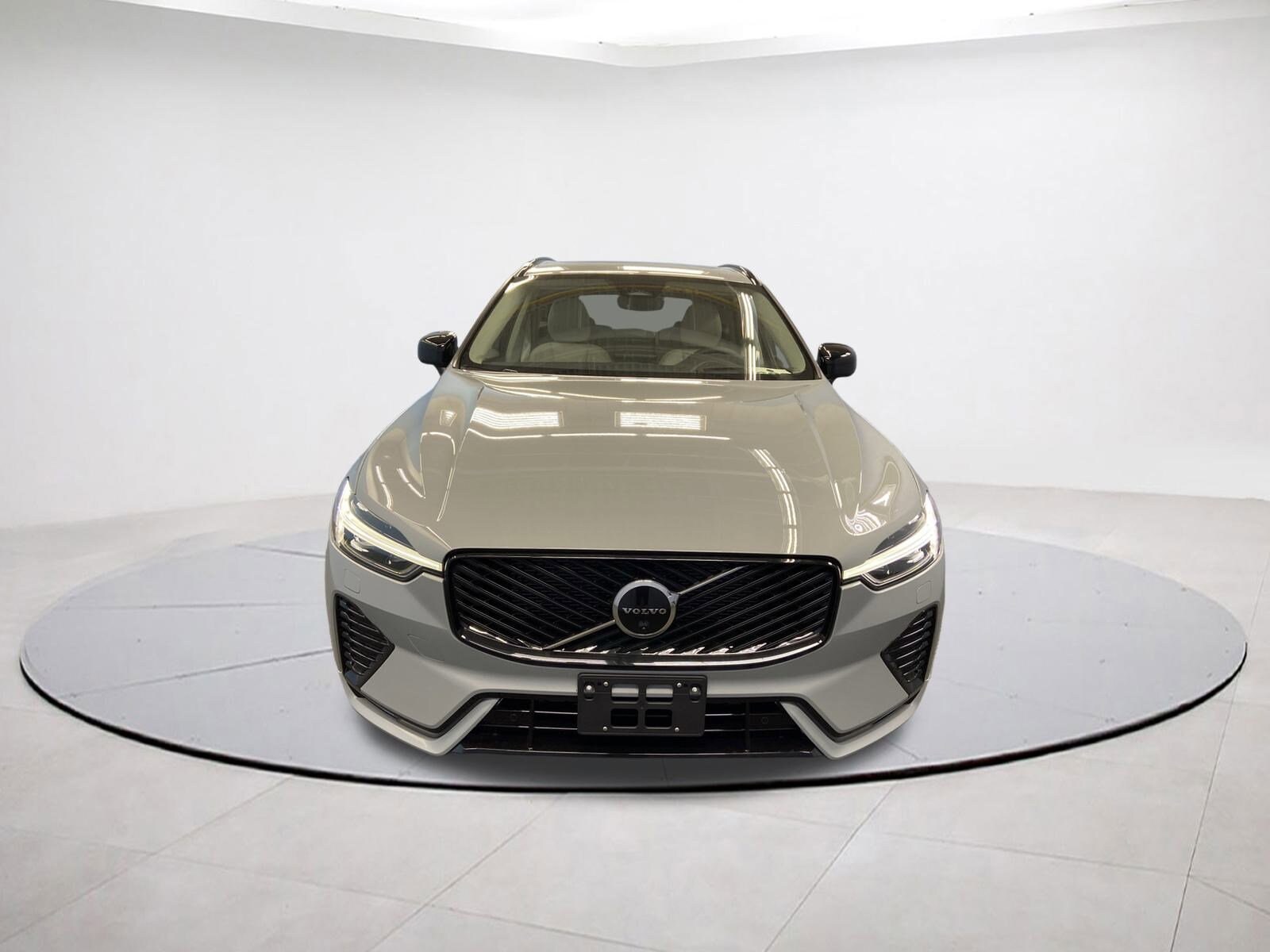 2026 Volvo XC60 B5 photo 2