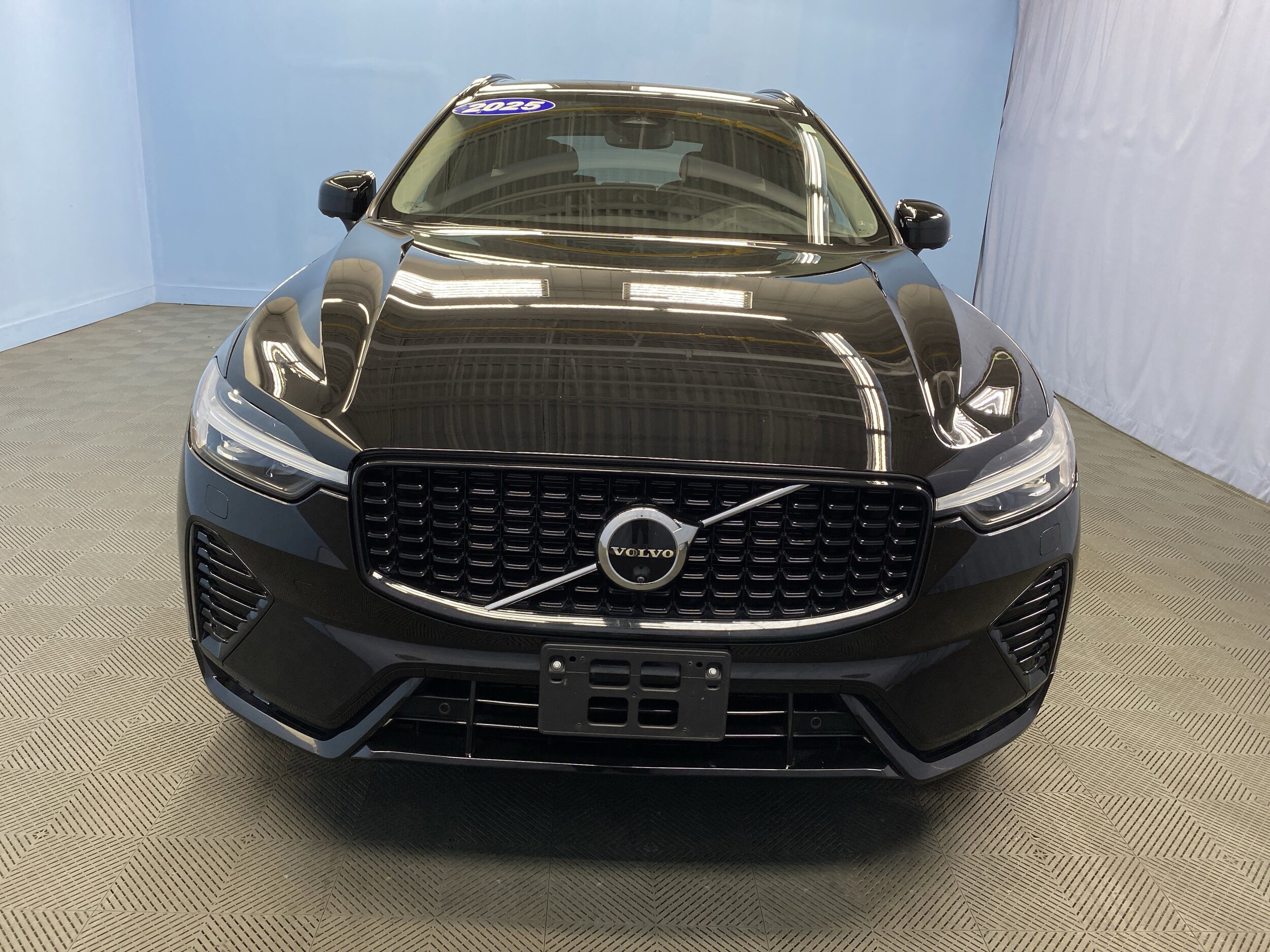 2025 Volvo XC60 Plus photo 2