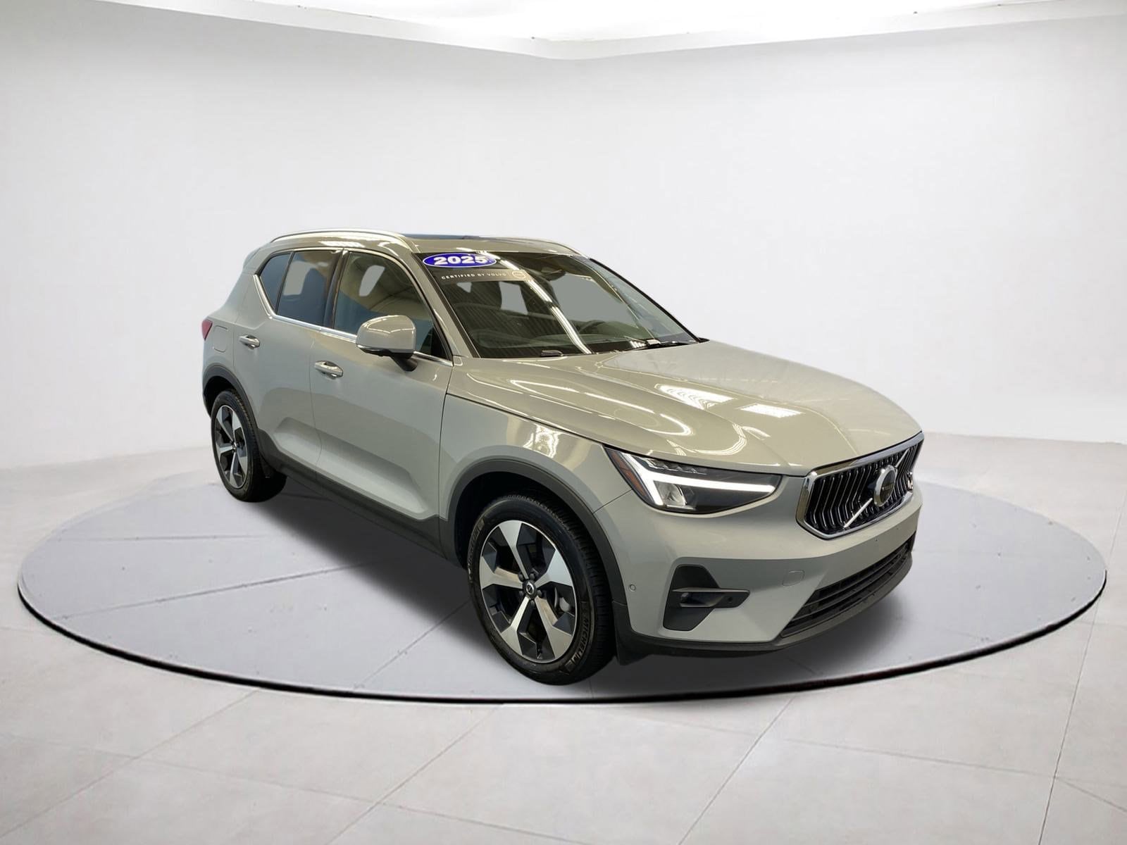 2025 Volvo XC40 SUV 