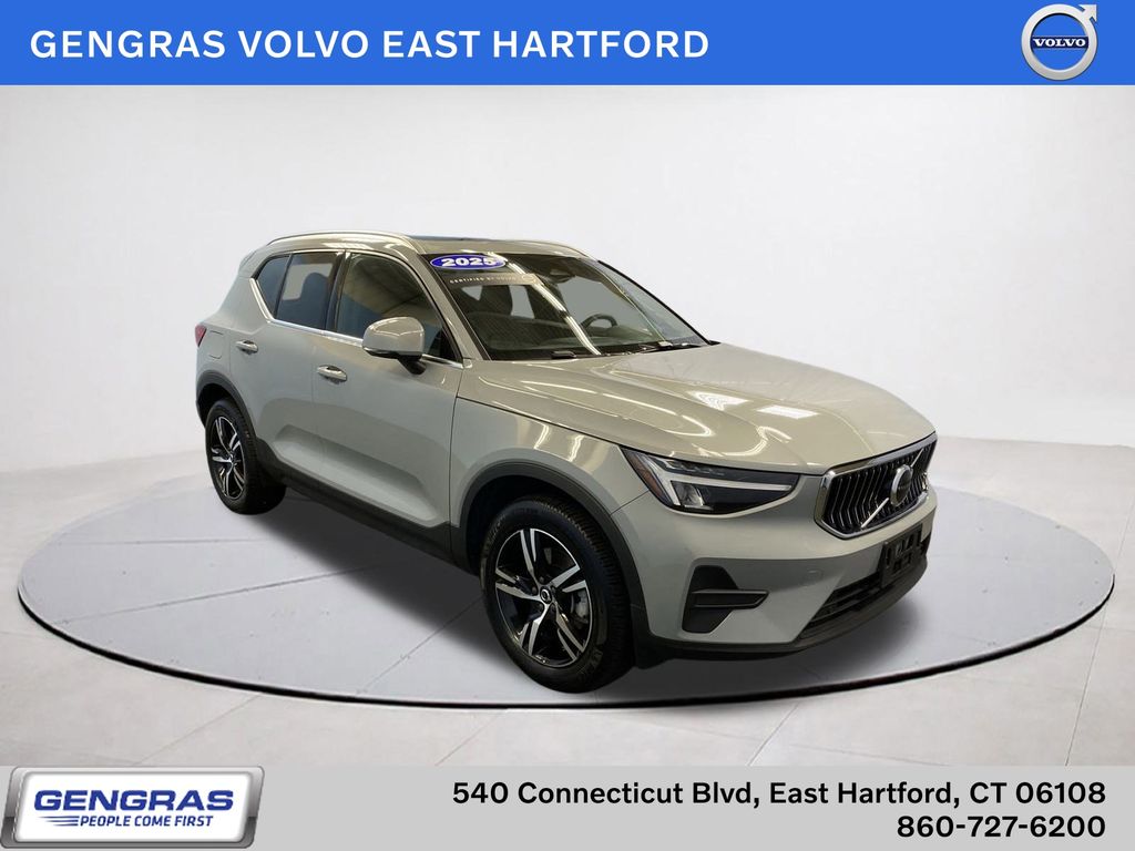 2025 Volvo XC40 SUV 