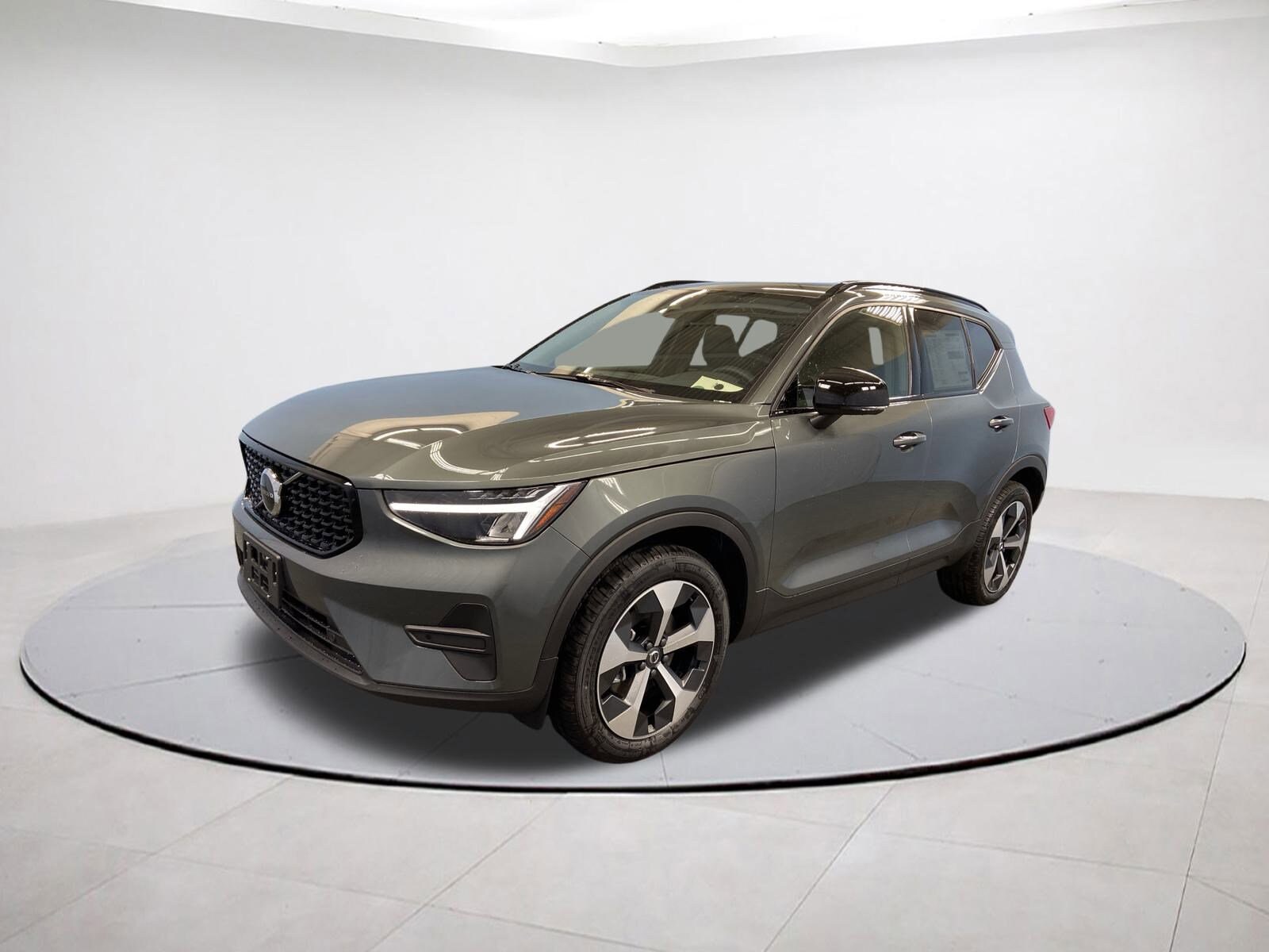 2026 Volvo XC40 Core photo 3
