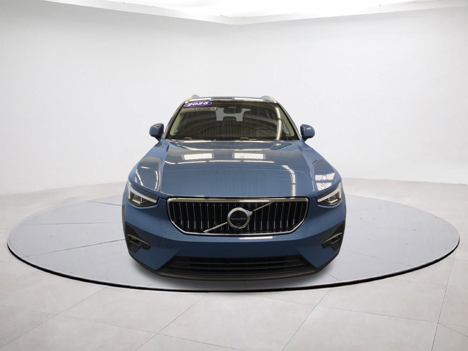 2025 Volvo XC40 Plus photo 2