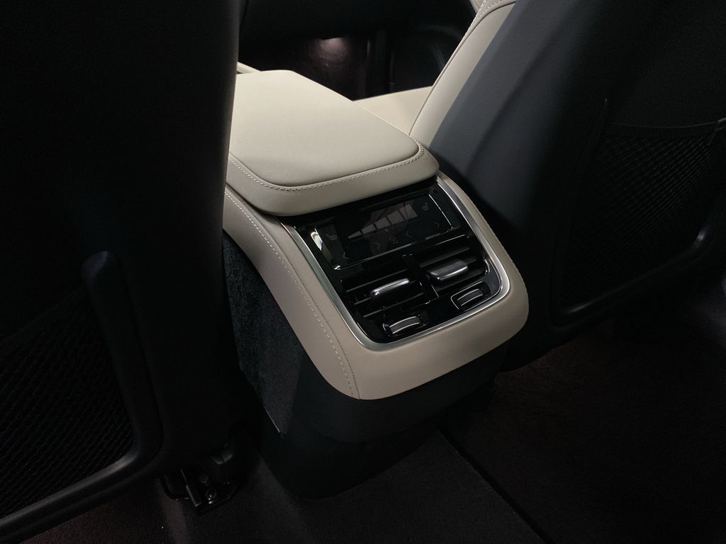2026 Volvo XC90 Plus - Photo 18