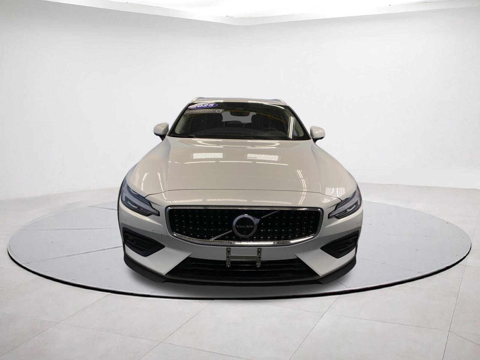 2025 Volvo V60 Cross Country Plus photo 2