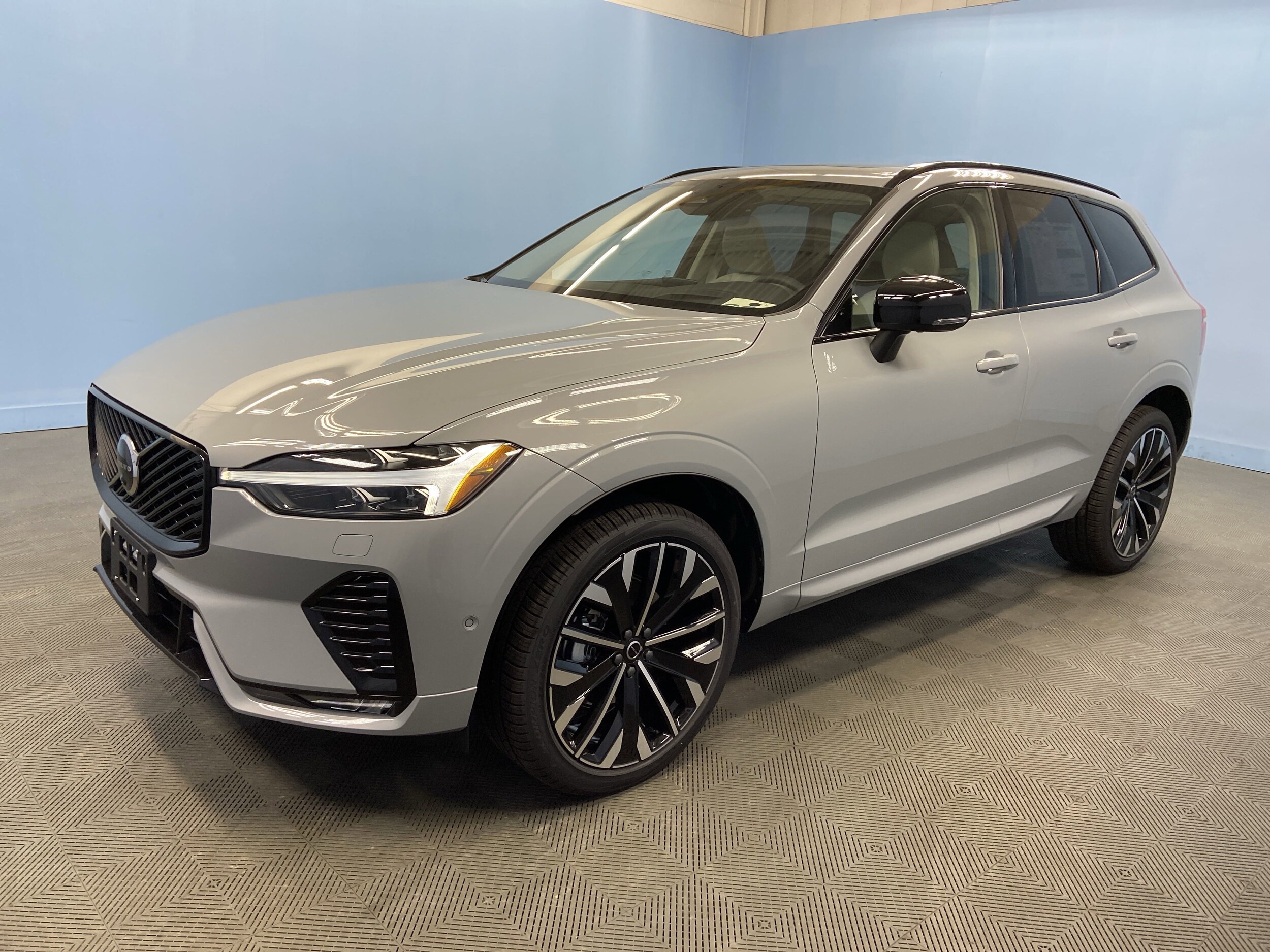 2026 Volvo XC60 B5 photo 3