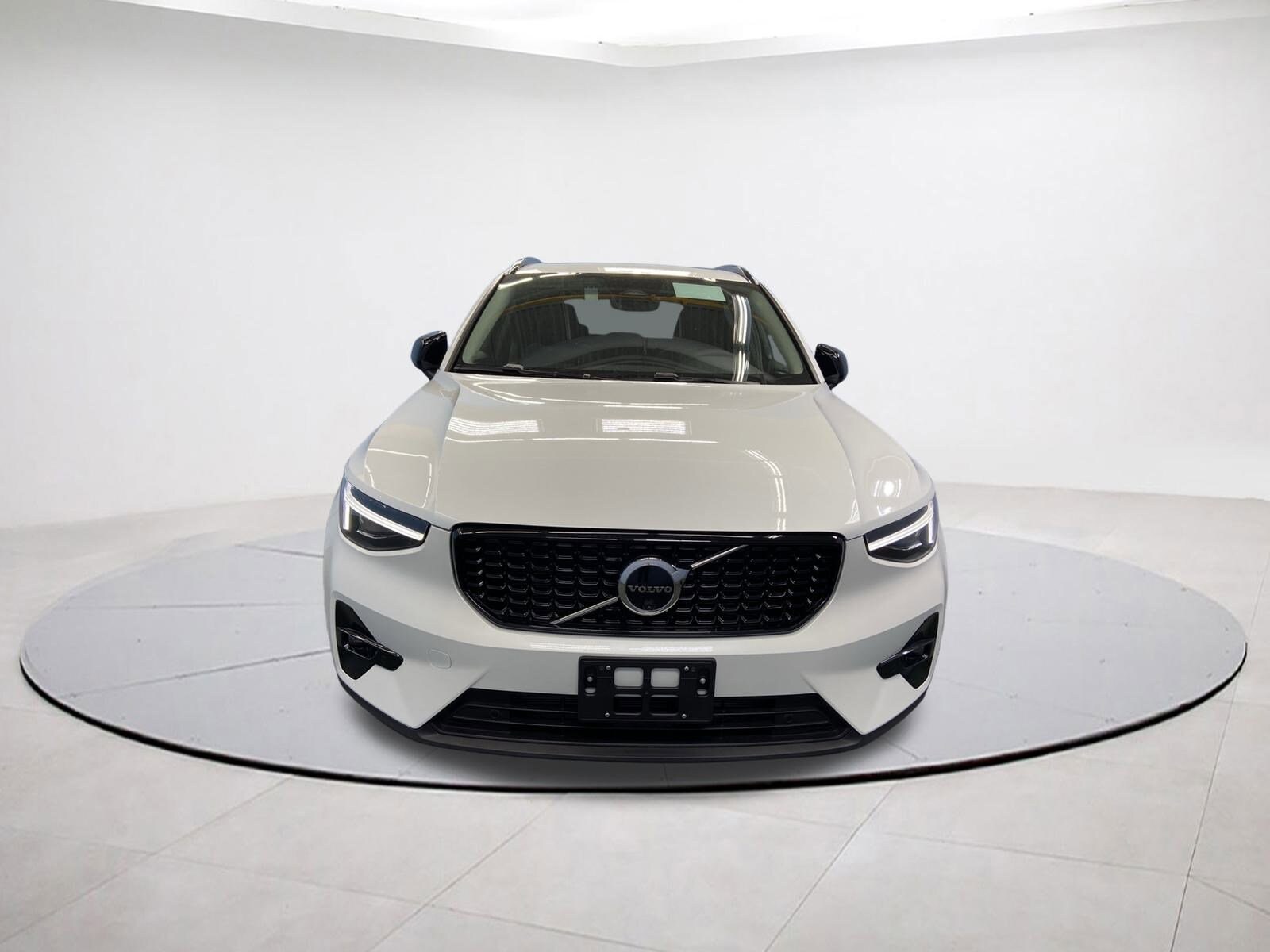 2026 Volvo XC40 photo 2
