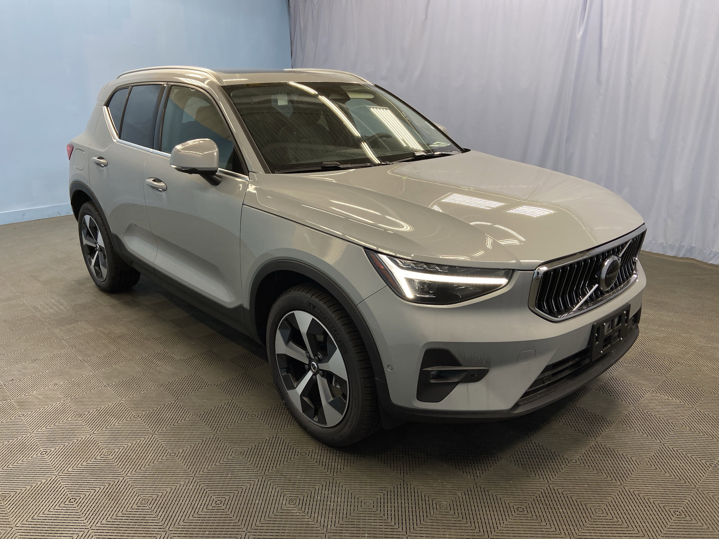 2025 Volvo XC40 SUV 