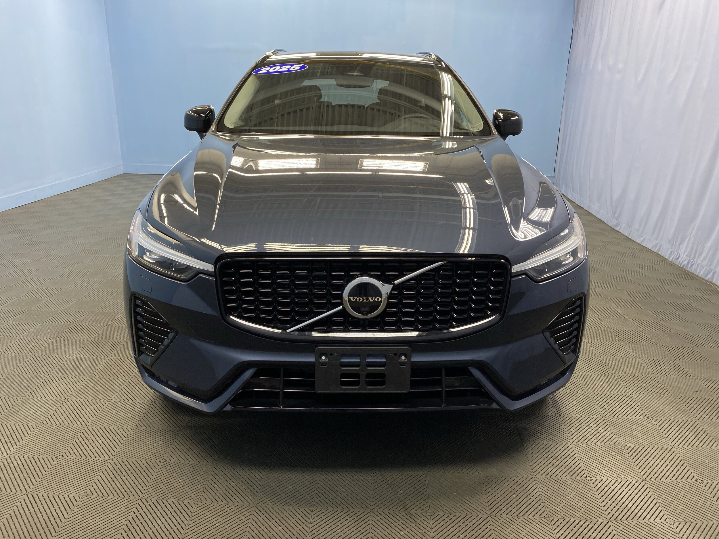 2025 Volvo XC60 Plus photo 2