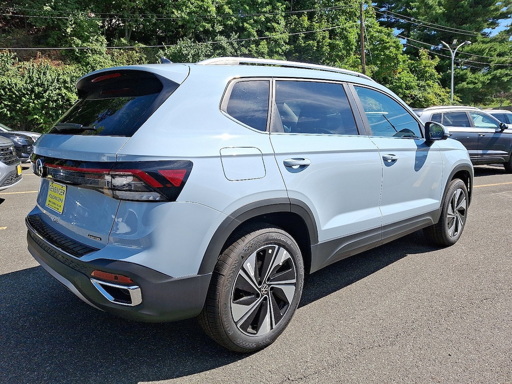 New 2025 Volkswagen Taos SE SE 4MOTION