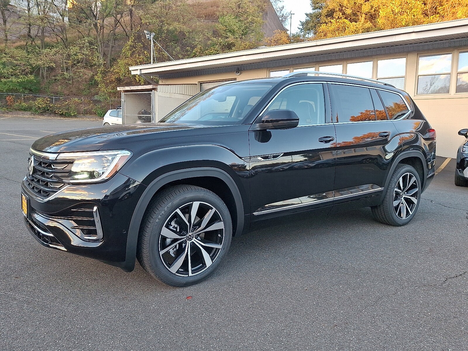2026 Volkswagen Atlas SEL Premium R-Line photo 2