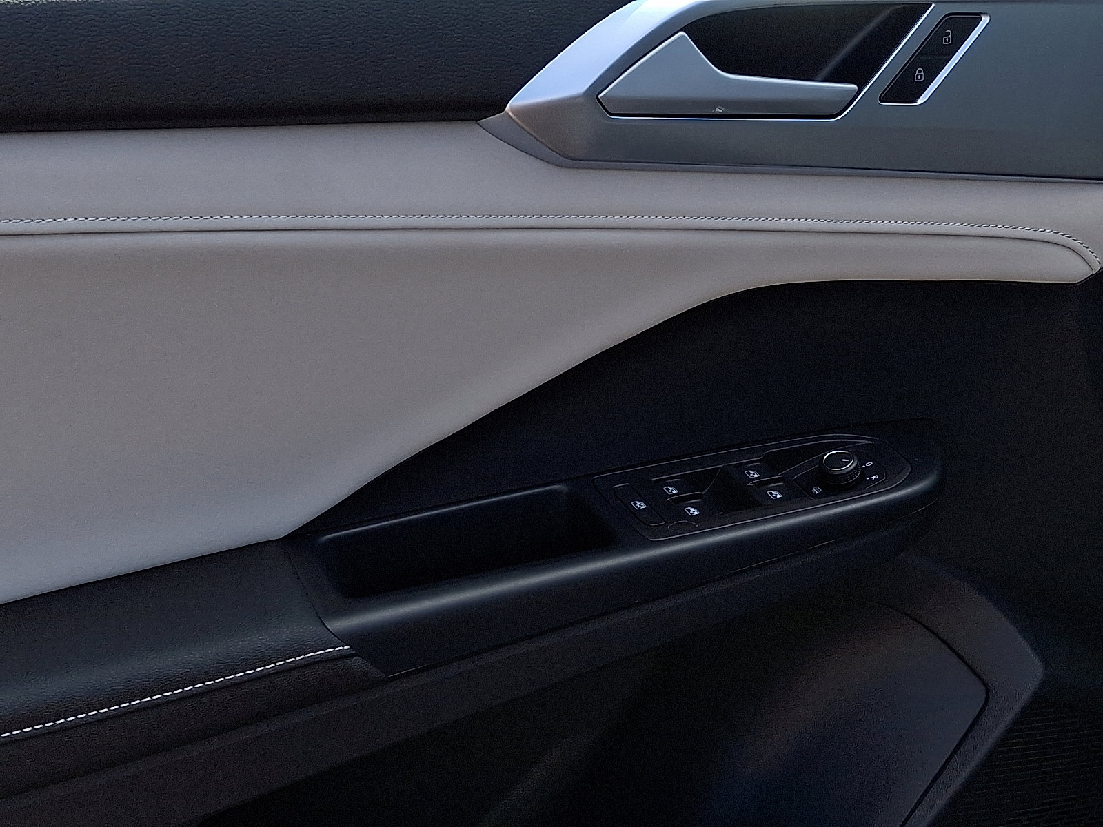 2025 Volkswagen Taos SE - Photo 8