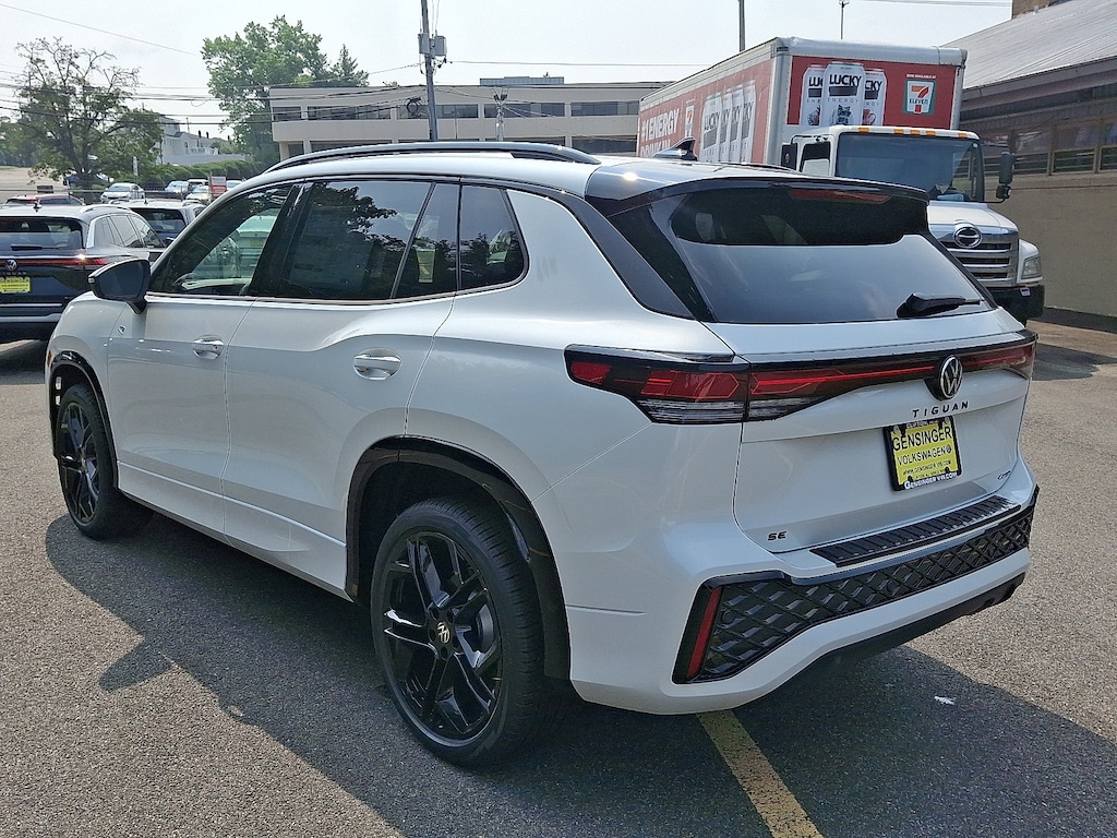 New 2025 Volkswagen Tiguan SE R-Line Black 2.0T SE R-Line Black 4MOTION