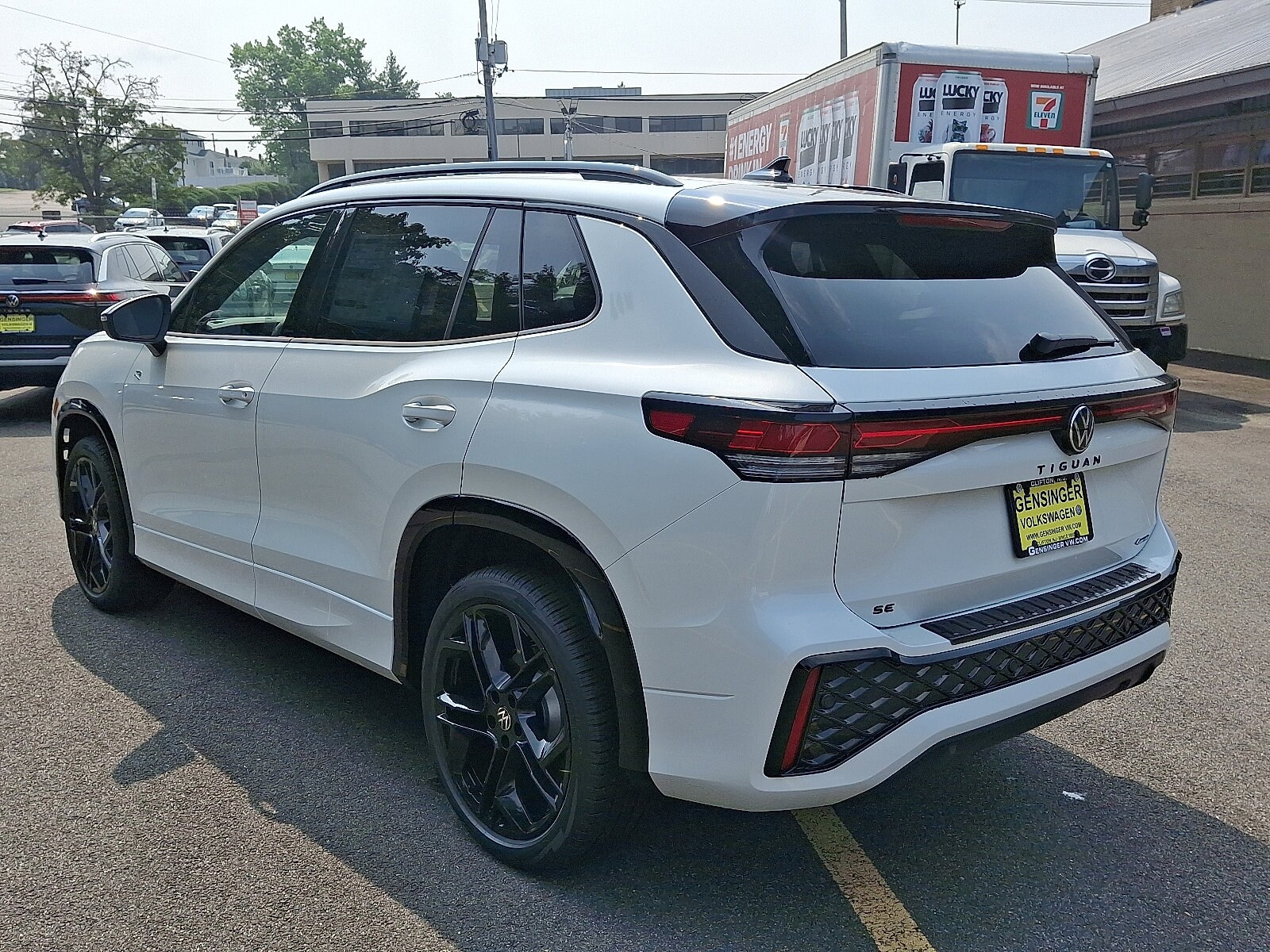 2025 Volkswagen Tiguan SE R-Line Black photo 2