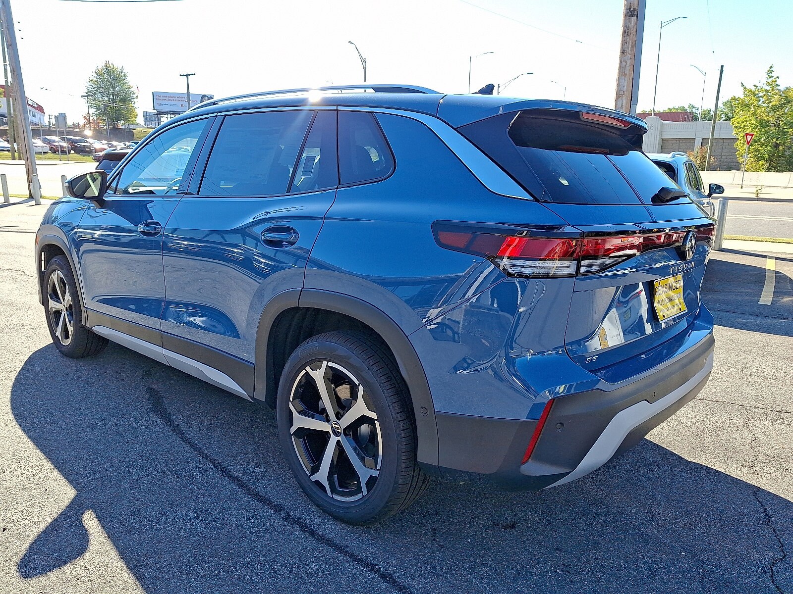 2025 Volkswagen Tiguan SE photo 3