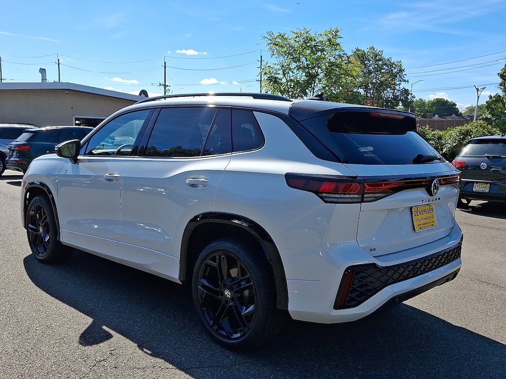 New 2025 Volkswagen Tiguan SE R-Line Black 2.0T SE R-Line Black 4MOTION