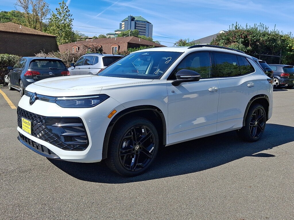 New 2025 Volkswagen Tiguan SE R-Line Black 2.0T SE R-Line Black 4MOTION