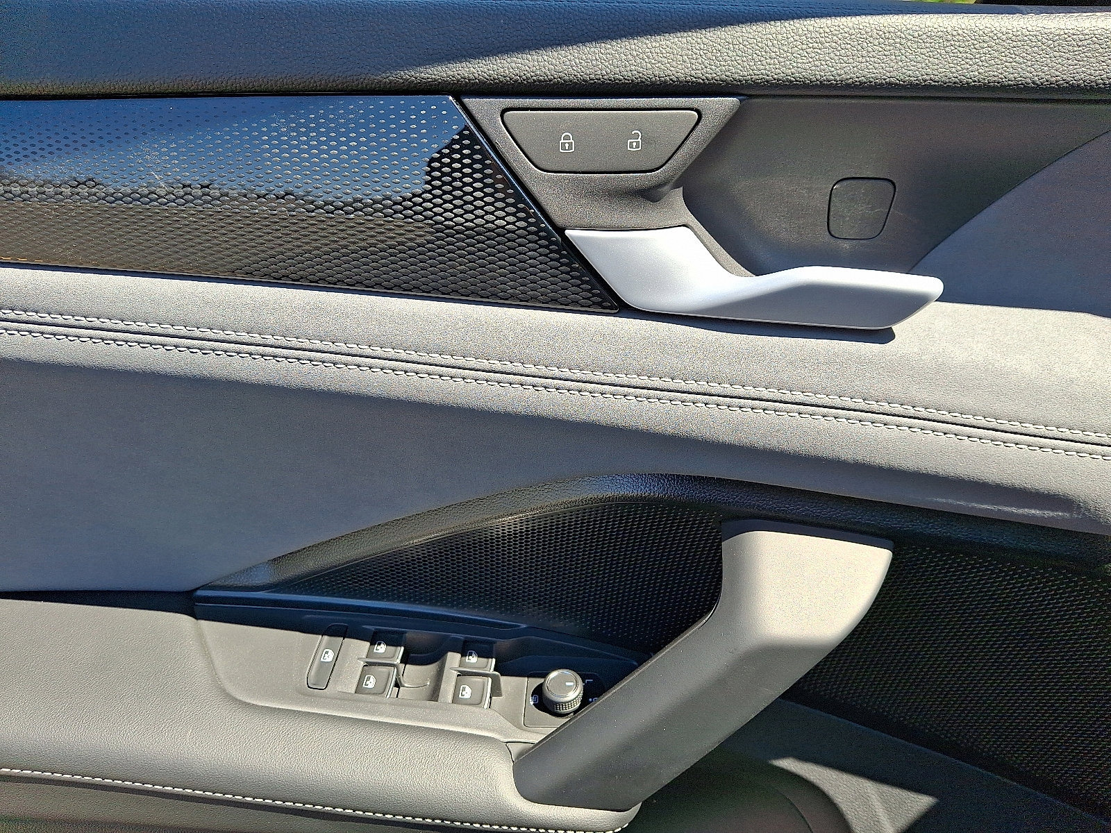2026 Volkswagen Tiguan SE R-LINE BLACK - Photo 8