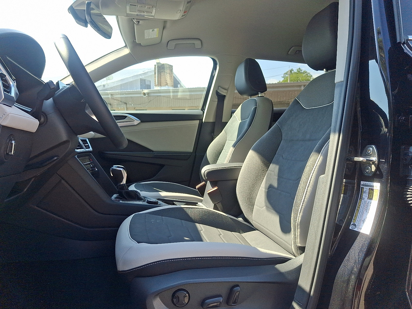 2025 Volkswagen Taos SE - Photo 9