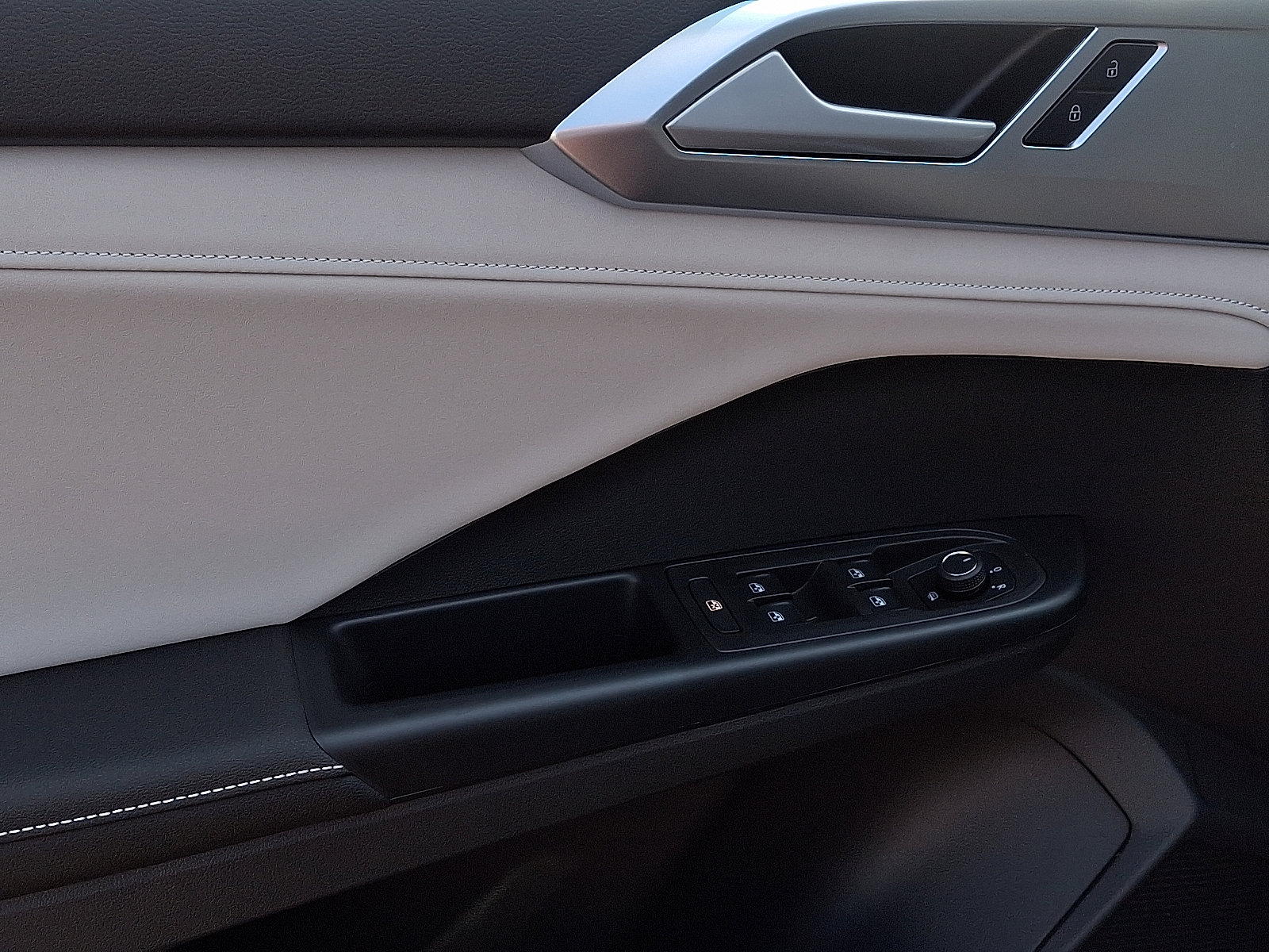 2025 Volkswagen Taos SE - Photo 8