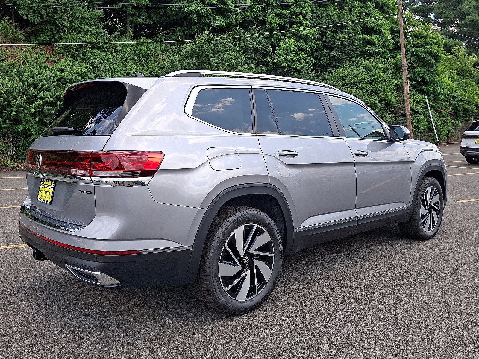 2025 Volkswagen Atlas SEL photo 3