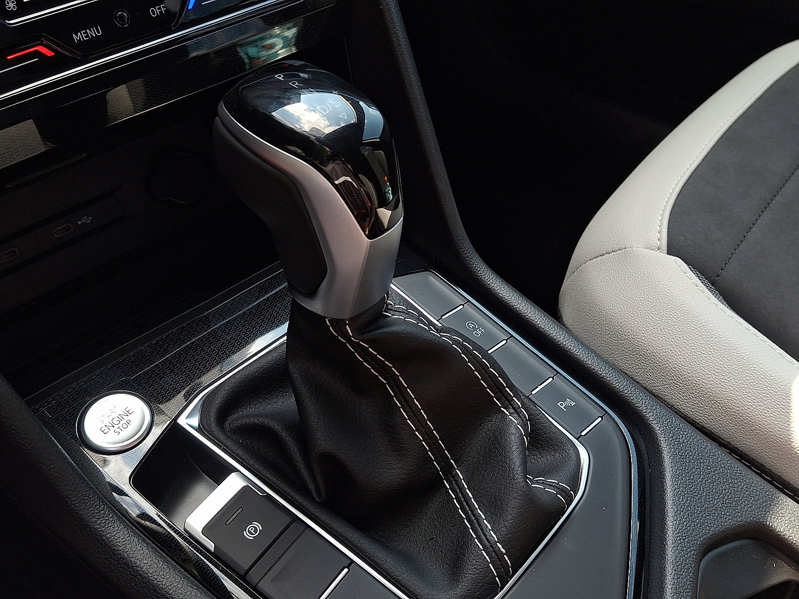 2025 Volkswagen Taos SE - Photo 10