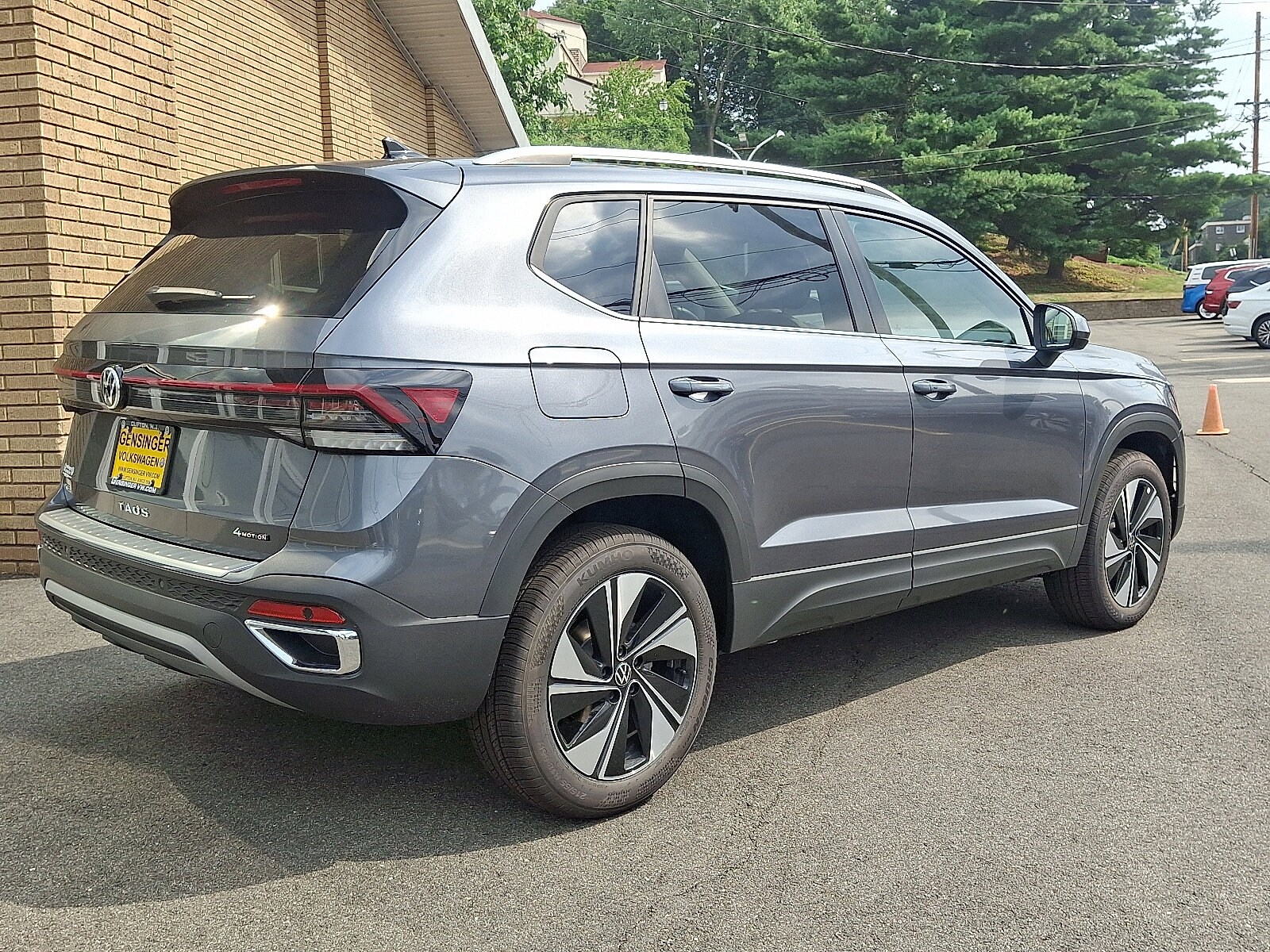 2025 Volkswagen Taos SE photo 4