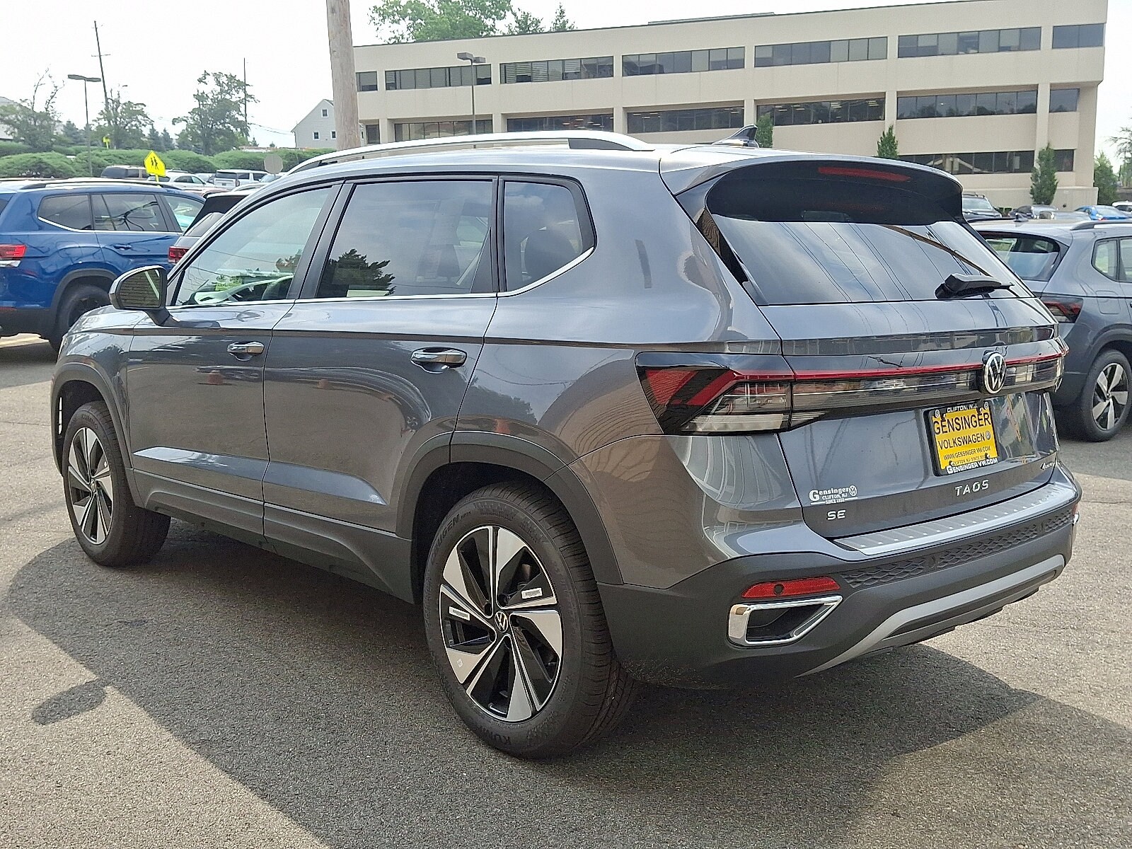 2025 Volkswagen Taos SE photo 3