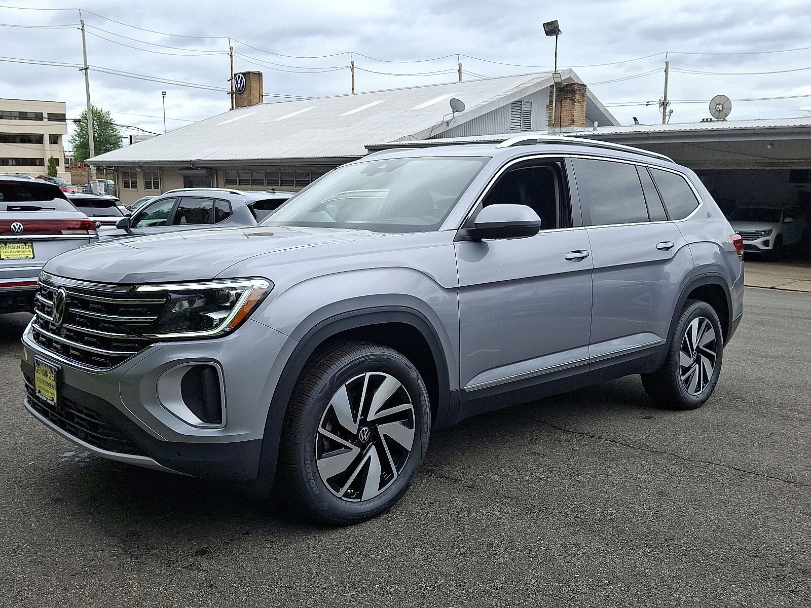 2025 Volkswagen Atlas SEL photo 2