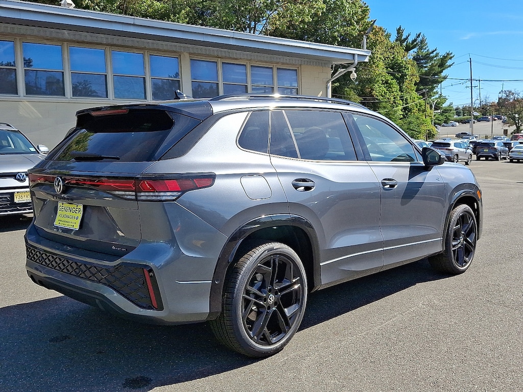 New 2025 Volkswagen Tiguan SE R-Line Black 2.0T SE R-Line Black 4MOTION