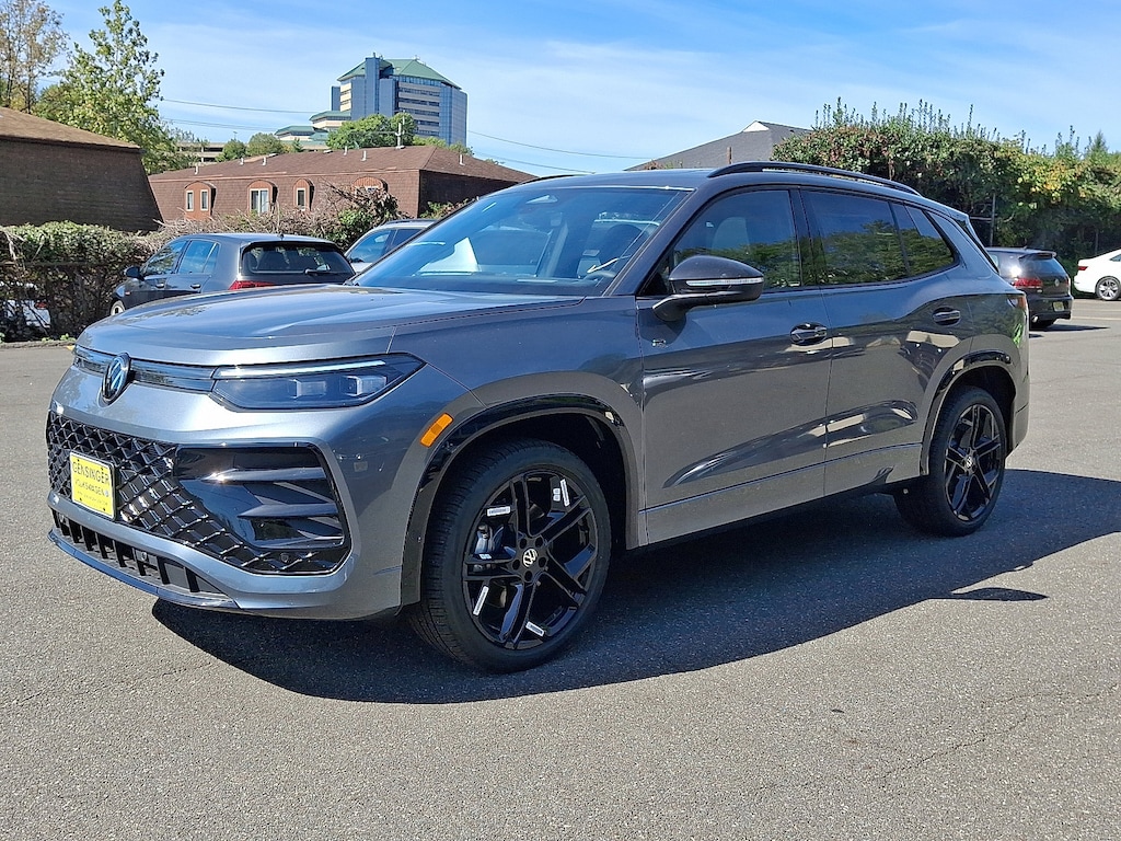 New 2025 Volkswagen Tiguan SE R-Line Black 2.0T SE R-Line Black 4MOTION