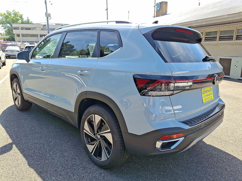 New 2025 Volkswagen Taos SE SE 4MOTION