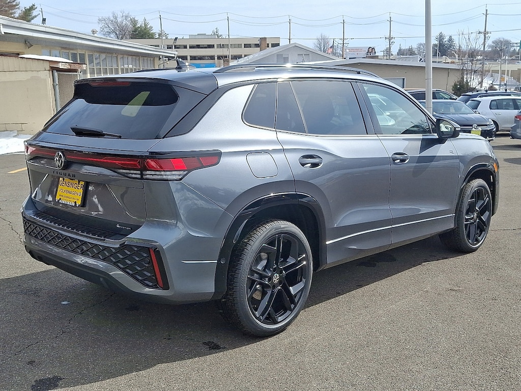 New 2026 Volkswagen Tiguan SE R-Line Black 2.0T SE R-Line Black 4MOTION