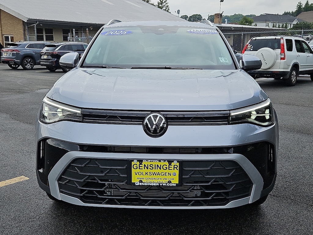 Used 2025 Volkswagen Taos SE SE 4MOTION