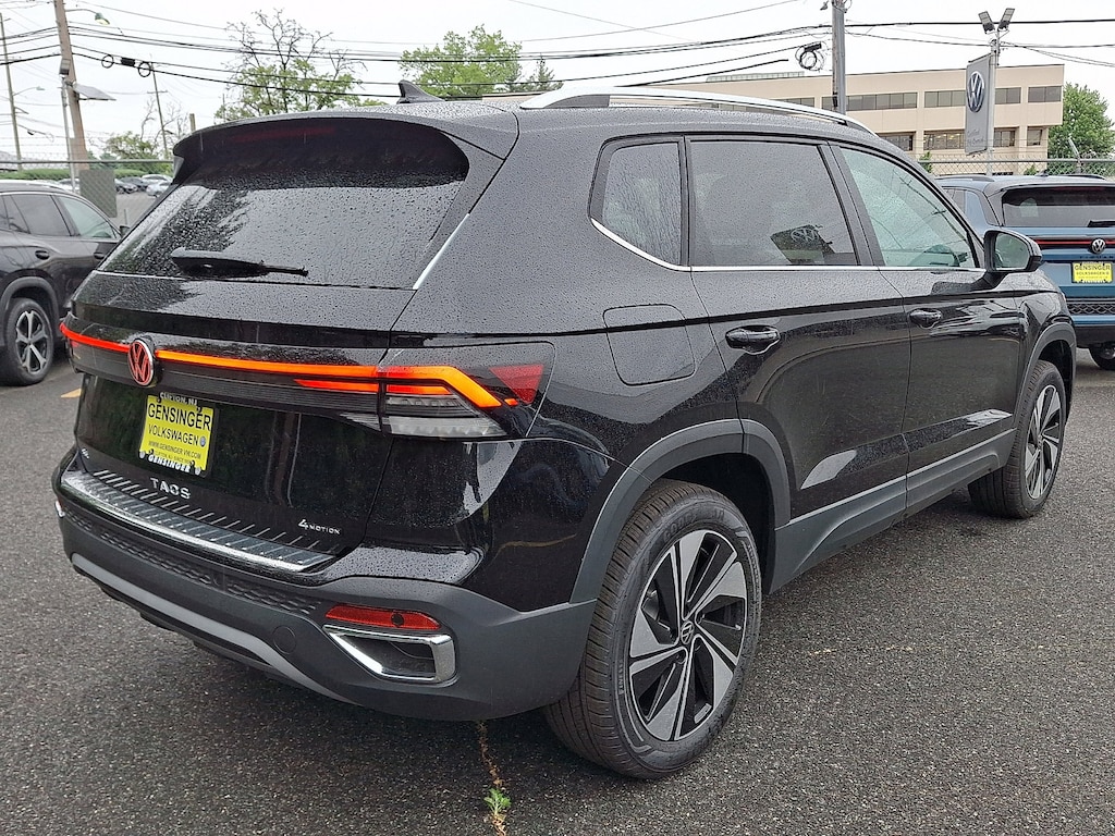New 2026 Volkswagen Taos SE SE 4MOTION