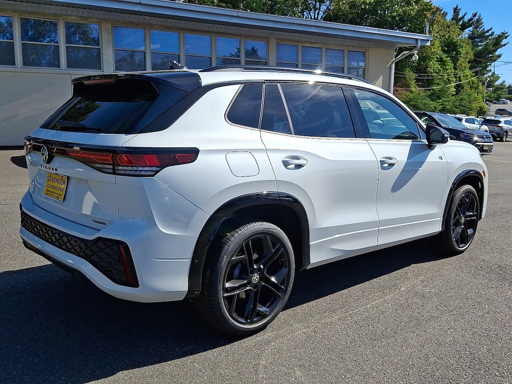 New 2025 Volkswagen Tiguan SE R-Line Black 2.0T SE R-Line Black 4MOTION