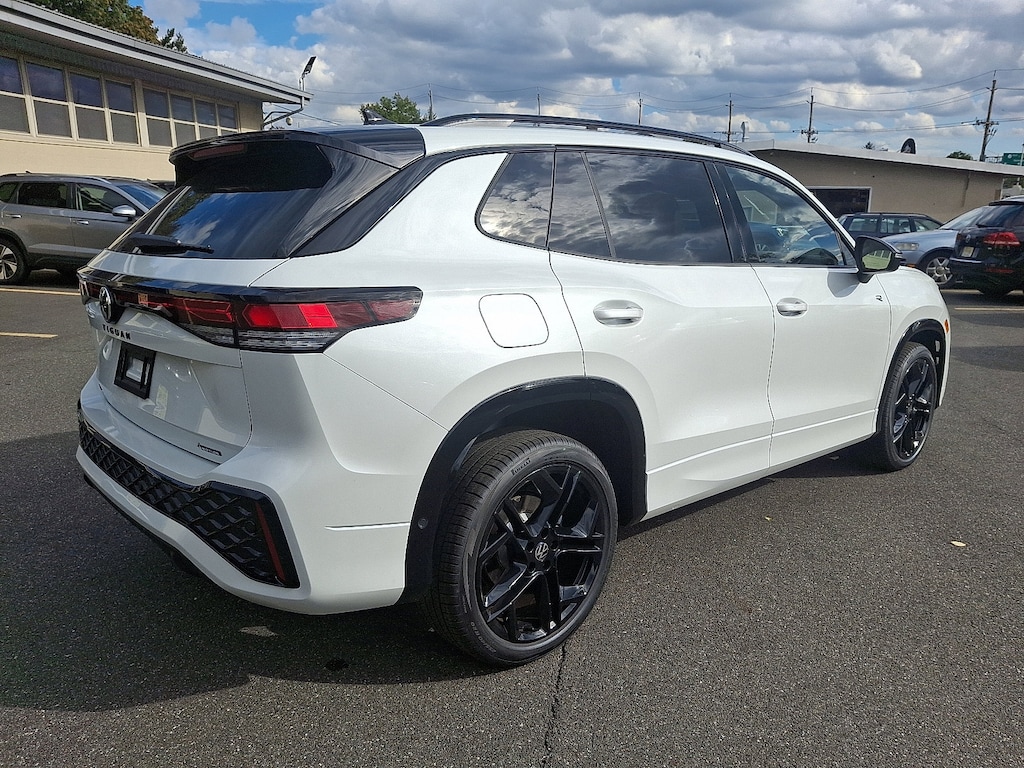 New 2025 Volkswagen Tiguan SE R-Line Black 2.0T SE R-Line Black 4MOTION