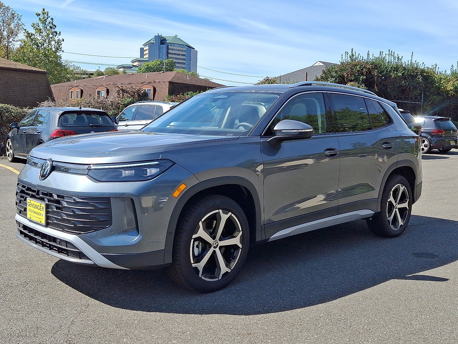 2025 Volkswagen Tiguan SE photo 2