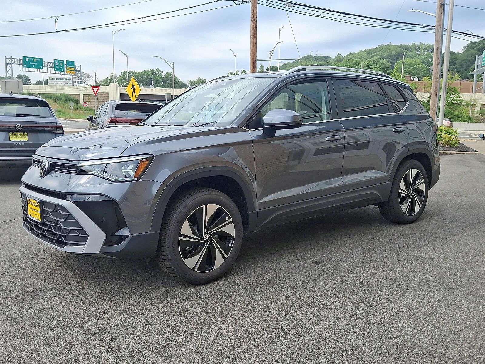 2025 Volkswagen Taos SE photo 2