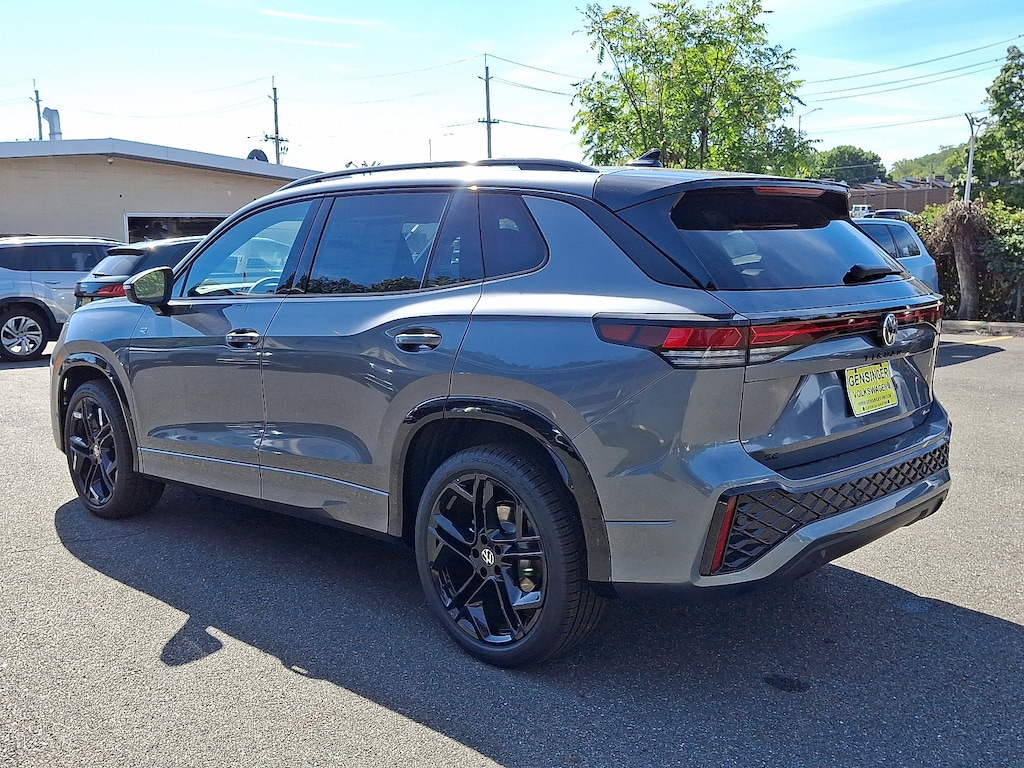 New 2025 Volkswagen Tiguan SE R-Line Black 2.0T SE R-Line Black 4MOTION