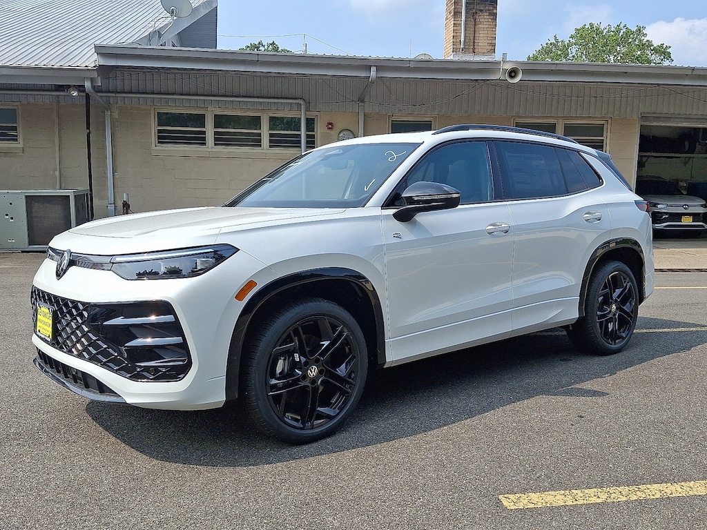 New 2025 Volkswagen Tiguan SE R-Line Black 2.0T SE R-Line Black 4MOTION