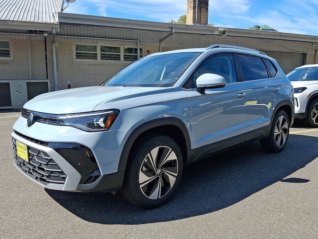 New 2025 Volkswagen Taos SE SE 4MOTION