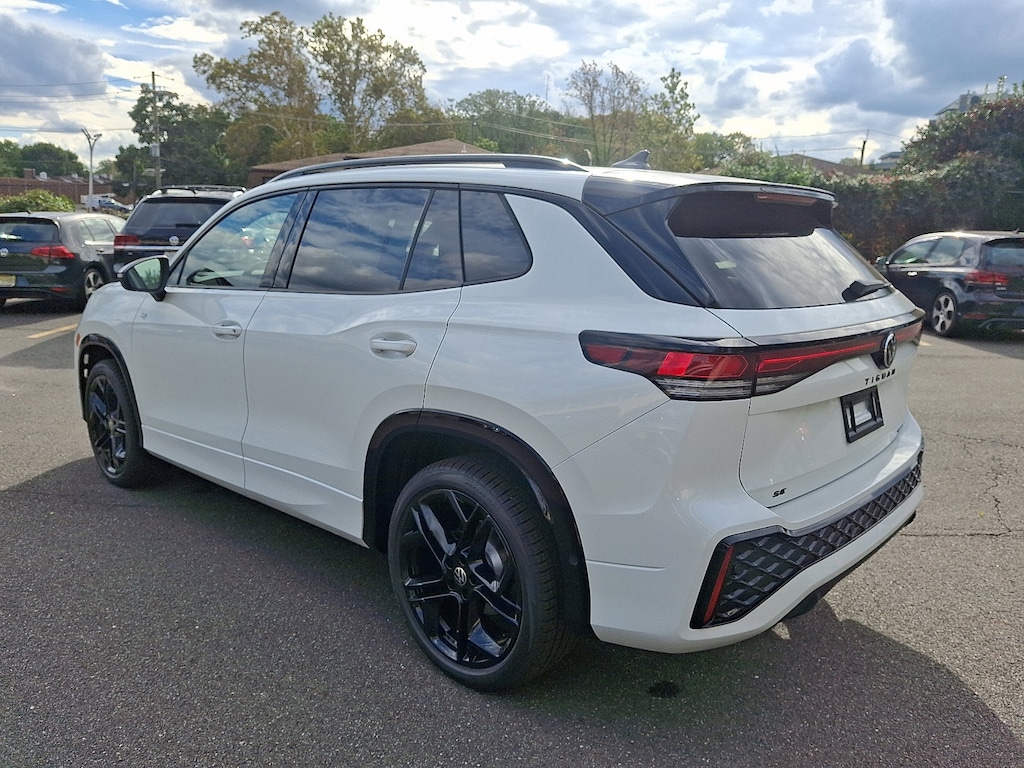 New 2025 Volkswagen Tiguan SE R-Line Black 2.0T SE R-Line Black 4MOTION