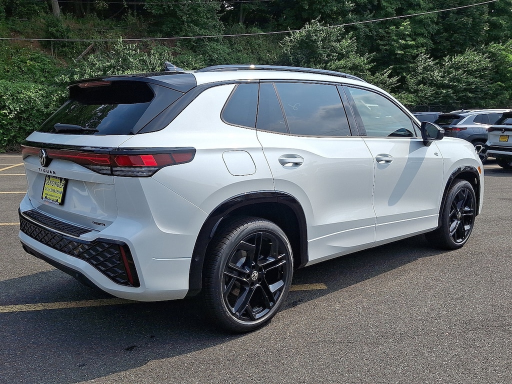 New 2025 Volkswagen Tiguan SE R-Line Black 2.0T SE R-Line Black 4MOTION