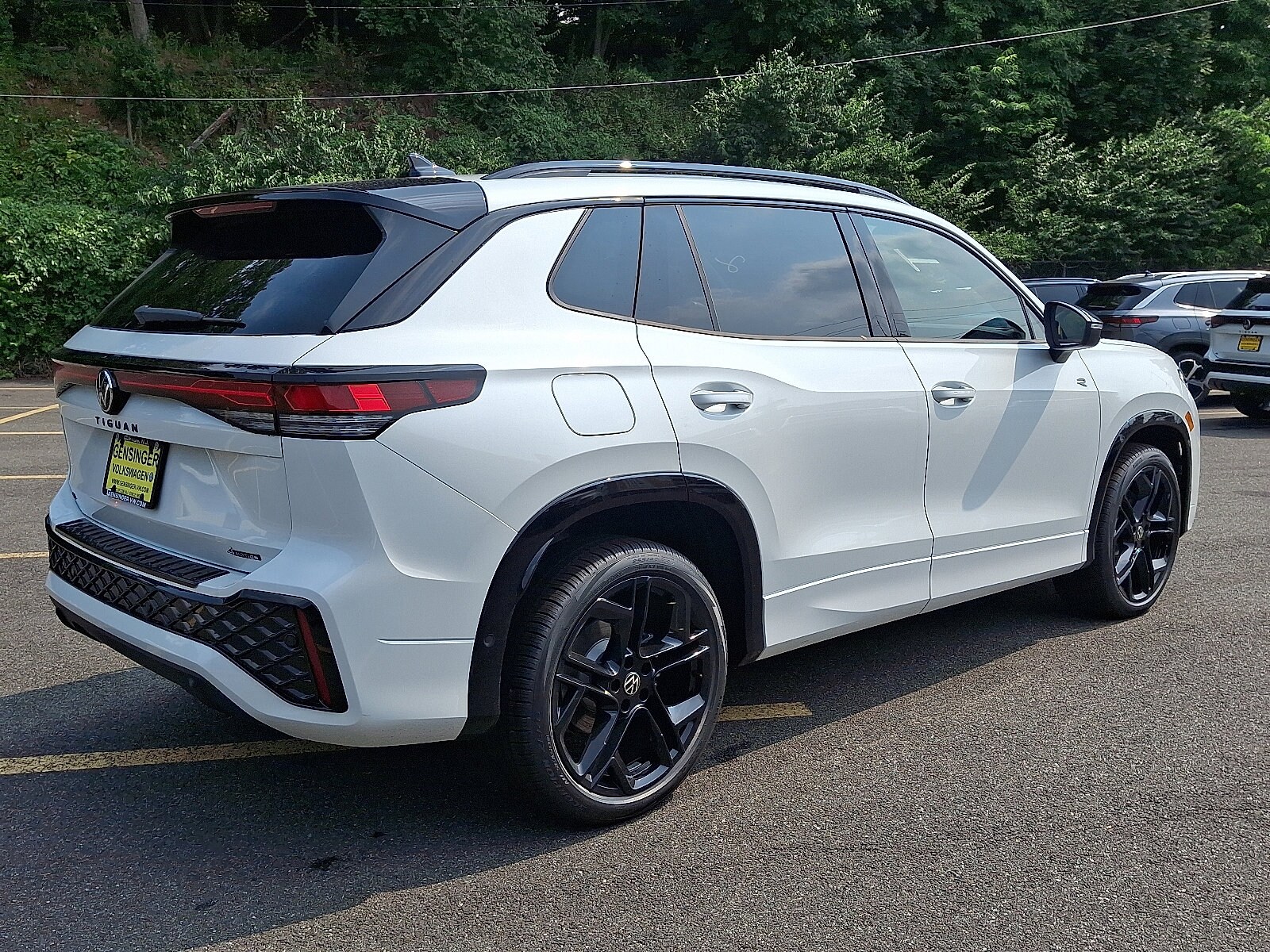 2025 Volkswagen Tiguan SE R-Line Black photo 3