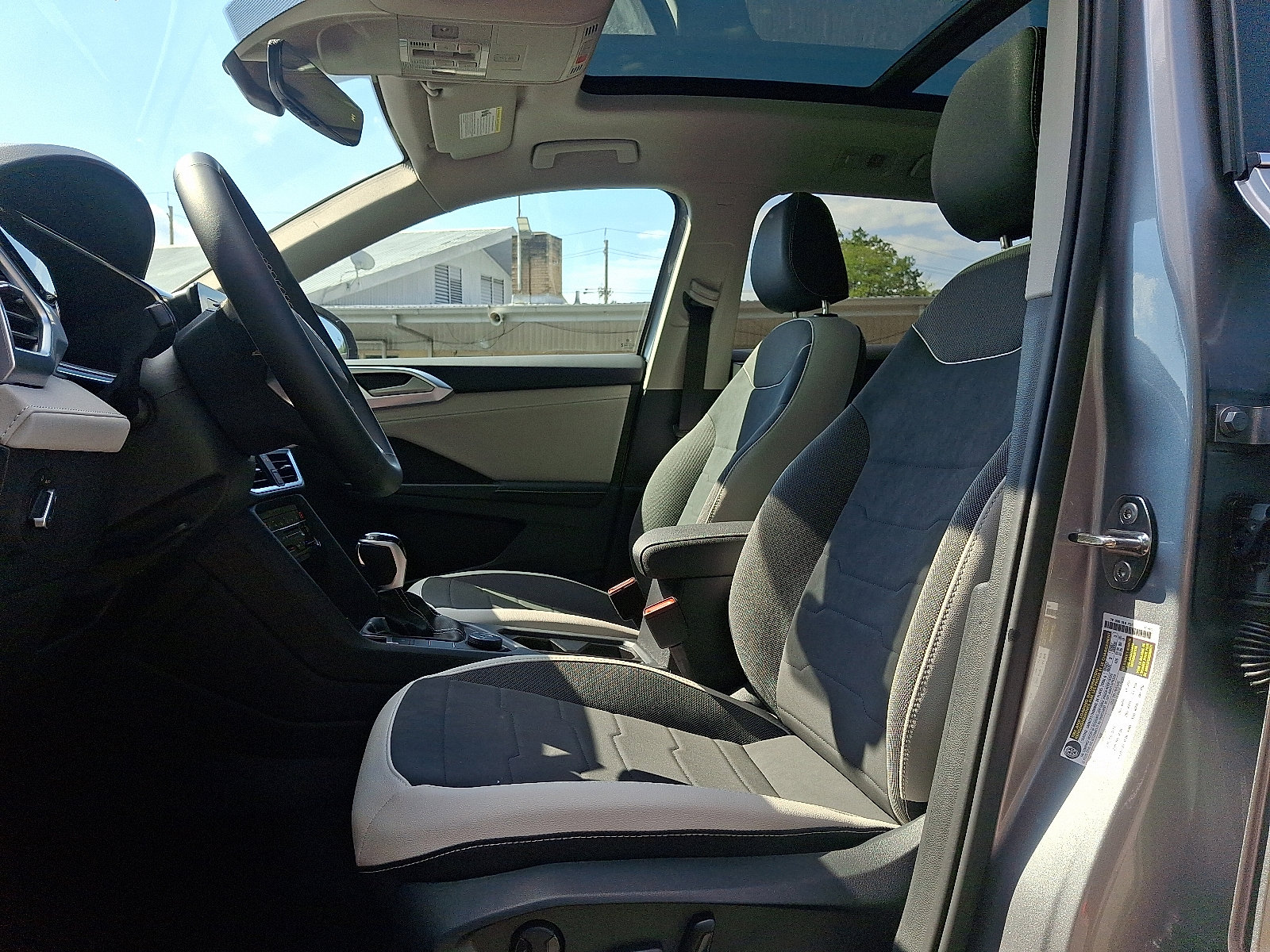 2025 Volkswagen Taos SE - Photo 9